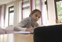 Eldina jedini đak u školi na planini: Učiteljica prelazi 20 km do nje - featured image