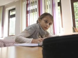 Eldina jedini đak u školi na planini: Učiteljica prelazi 20 km do nje - featured image