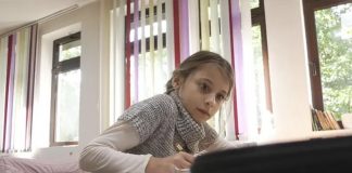 Eldina jedini đak u školi na planini: Učiteljica prelazi 20 km do nje - featured image