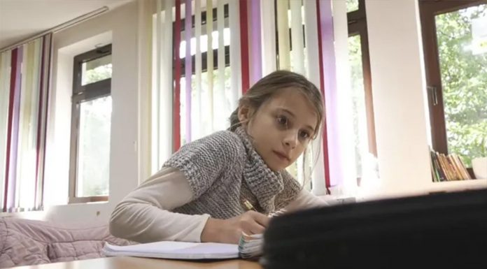 Eldina jedini đak u školi na planini: Učiteljica prelazi 20 km do nje - featured image