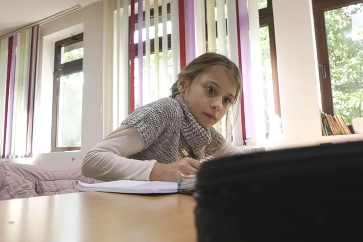 Eldina jedini đak u školi na planini: Učiteljica prelazi 20 km do nje - featured image