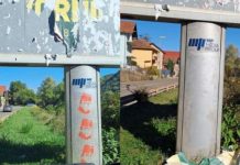 Prekrečeni grafiti s likom Ratka Mladića u Zvorniku: ‘Ima čestitih građana koji to uklanjaju’ Prekrečeni grafiti s likom Ratka Mladića u Zvorniku: ‘Ima čestitih građana koji to uklanjaju’ - featured image