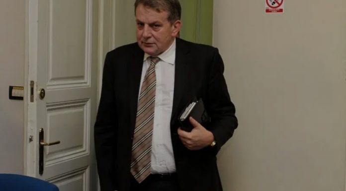 Dubravko Grgić nudi da plati prijevoz bošnjačkoj djeci u Stocu – “Ne mogu gledati tu sramotu!” - featured image