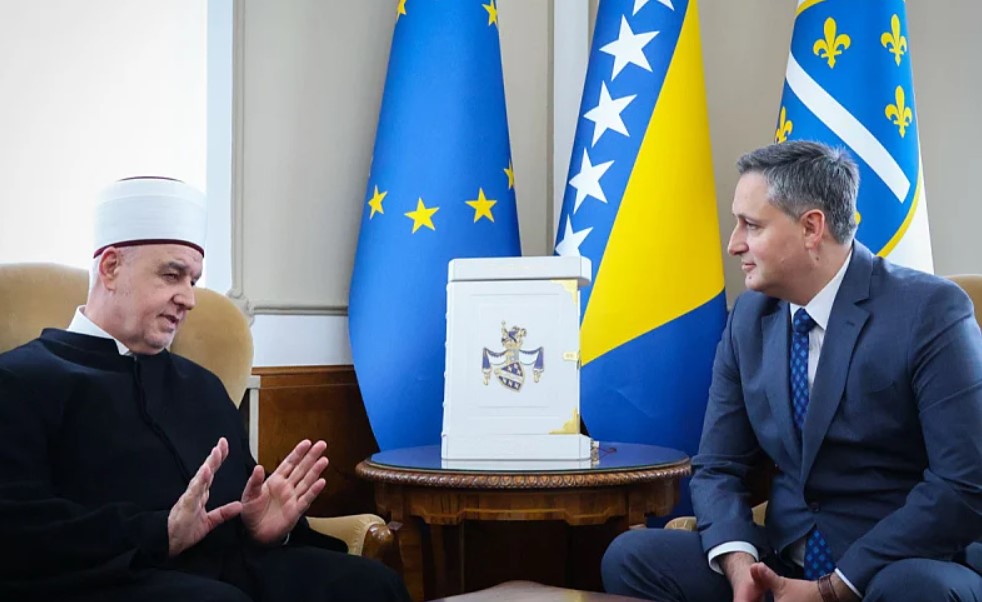 Bećirović zatražio vanrednu sjednicu Predsjedništva BiH zbog ugovora sa Islamskom zajednicom - featured image