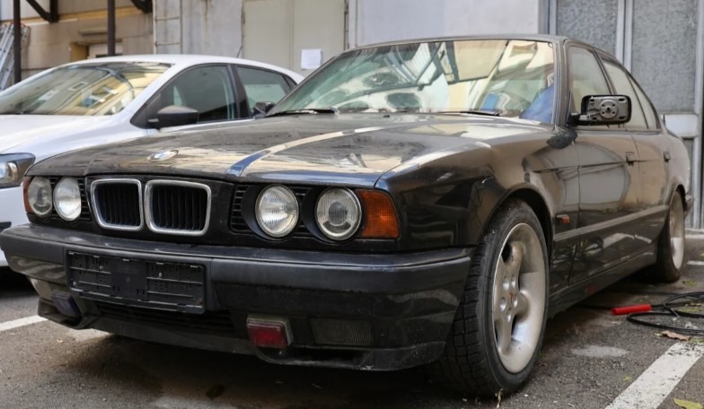 Pogledajte BMW koji je koristio Alija Izetbegović; direktor BH Pošte tvrdi da ga muzej i fondacija nisu željeli - featured image