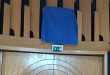 Grb BiH prekriven plavim platnom u zgradi Parlamenta BiH tokom ministarske konferencije - featured image