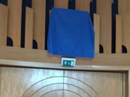 Grb BiH prekriven plavim platnom u zgradi Parlamenta BiH tokom ministarske konferencije - featured image