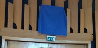 Grb BiH prekriven plavim platnom u zgradi Parlamenta BiH tokom ministarske konferencije - featured image