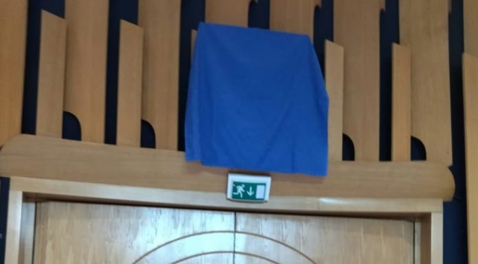 Grb BiH prekriven plavim platnom u zgradi Parlamenta BiH tokom ministarske konferencije - featured image