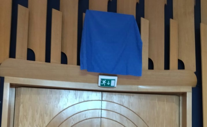 Grb BiH prekriven plavim platnom u zgradi Parlamenta BiH tokom ministarske konferencije - featured image