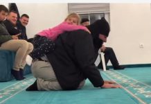 Snimak iz Krajine koji je dirnuo srca: Hafiz Husejn Čajlaković klanjao dok mu se unuka igrala na leđima (VIDEO)