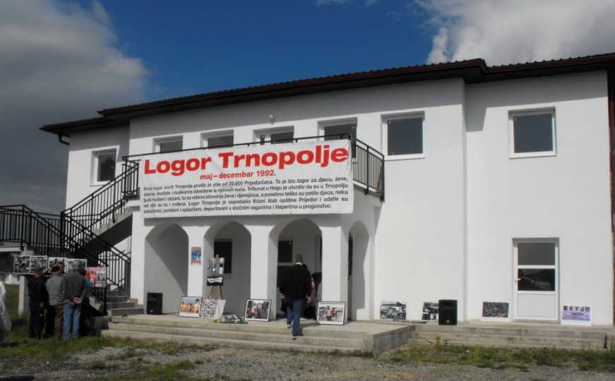 Potresno svjedočenje zaštićene svjedokinje iz Trnopolja: “Silovana sam dok sam tražila hranu” - featured image Potresno svjedočenje zaštićene svjedokinje iz Trnopolja: “Silovana sam dok sam tražila hranu” - featured image