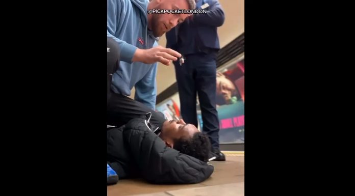 (VIDEO) Engleska se divi majstoru borilačkih vještina iz BiH: Srušio razbojnika i spasio ženu (VIDEO) Engleska se divi majstoru borilačkih vještina iz BiH: Srušio razbojnika i spasio ženu - featured image