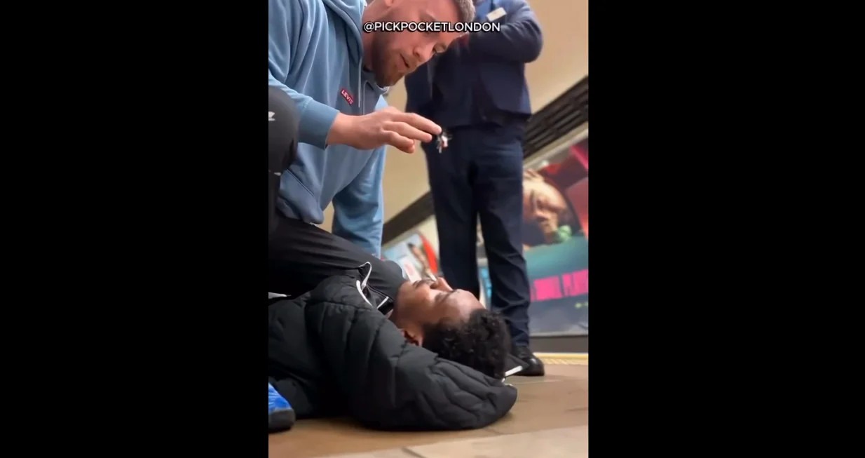 (VIDEO) Engleska se divi majstoru borilačkih vještina iz BiH: Srušio razbojnika i spasio ženu - featured image (VIDEO) Engleska se divi majstoru borilačkih vještina iz BiH: Srušio razbojnika i spasio ženu - featured image