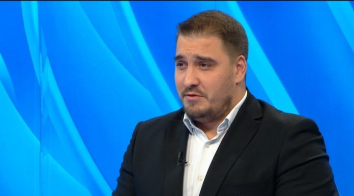 ZAHIRAGIĆ: “Jednom su podijelili po 50 KM penzionerima, a ranije su im ukrali 300 miliona.” ZAHIRAGIĆ: “Jednom su podijelili po 50 KM penzionerima, a ranije su im ukrali 300 miliona.” - featured image