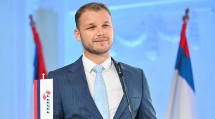 Stanivuković poručio Dodiku: Pretvorio se u brojača stolica i držača slika Stanivuković poručio Dodiku: Pretvorio se u brojača stolica i držača slika - featured image
