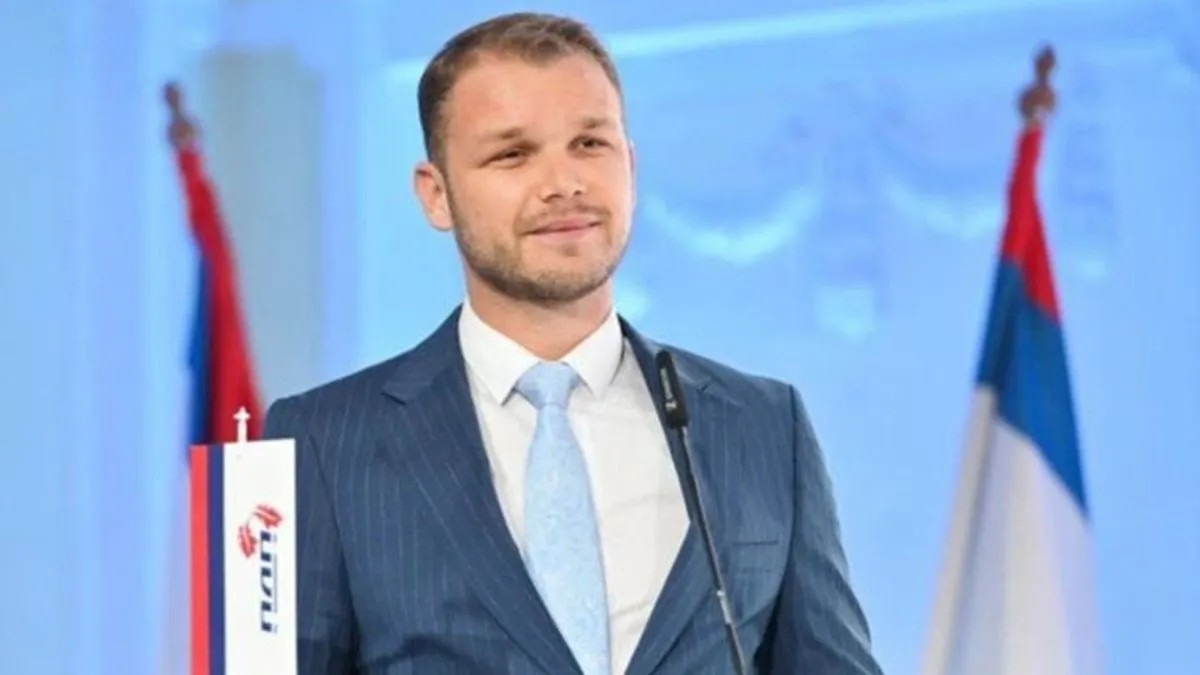 Stanivuković poručio Dodiku: Pretvorio se u brojača stolica i držača slika - featured image Stanivuković poručio Dodiku: Pretvorio se u brojača stolica i držača slika - featured image