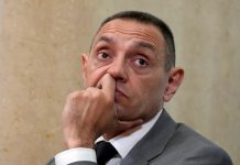 Visoki funkcioner SNSD-a brutalno izvrijeđao Vulina: Srbuješ iz Beograda sa ležaljke pored bazena Visoki funkcioner SNSD-a brutalno izvrijeđao Vulina: Srbuješ iz Beograda sa ležaljke pored bazena - featured image