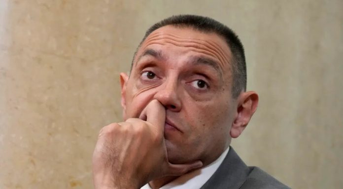 Visoki funkcioner SNSD-a brutalno izvrijeđao Vulina: Srbuješ iz Beograda sa ležaljke pored bazena Visoki funkcioner SNSD-a brutalno izvrijeđao Vulina: Srbuješ iz Beograda sa ležaljke pored bazena - featured image