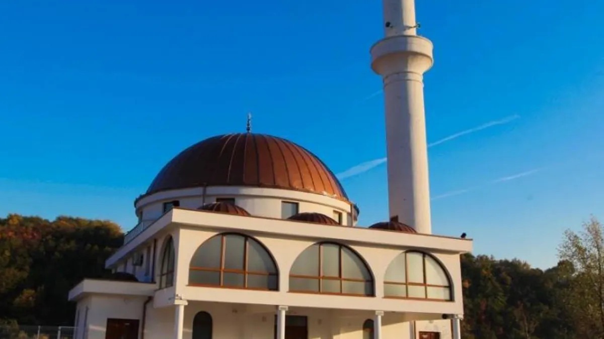 Preminuo tokom namaza u džamiji: Ostale su cipele i kišobran kao opomena koliko je smrt blizu - featured image