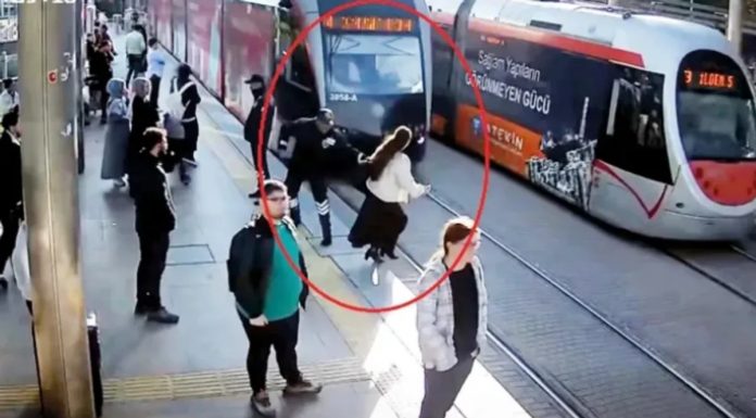 Čudesna reakcija: Spasio djevojku od pada pod tramvaj - featured image