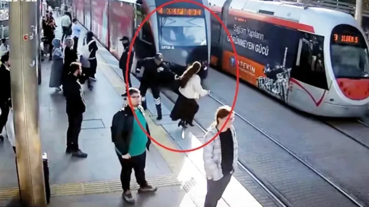 Čudesna reakcija: Spasio djevojku od pada pod tramvaj - featured image