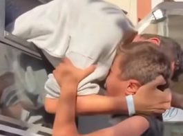 Potresne scene iz Gaze: Dječak se penje na autobus i grli oca koji je pušten iz izraelskog zatvora - featured image