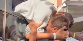Potresne scene iz Gaze: Dječak se penje na autobus i grli oca koji je pušten iz izraelskog zatvora - featured image