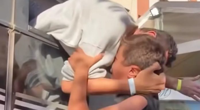 Potresne scene iz Gaze: Dječak se penje na autobus i grli oca koji je pušten iz izraelskog zatvora - featured image