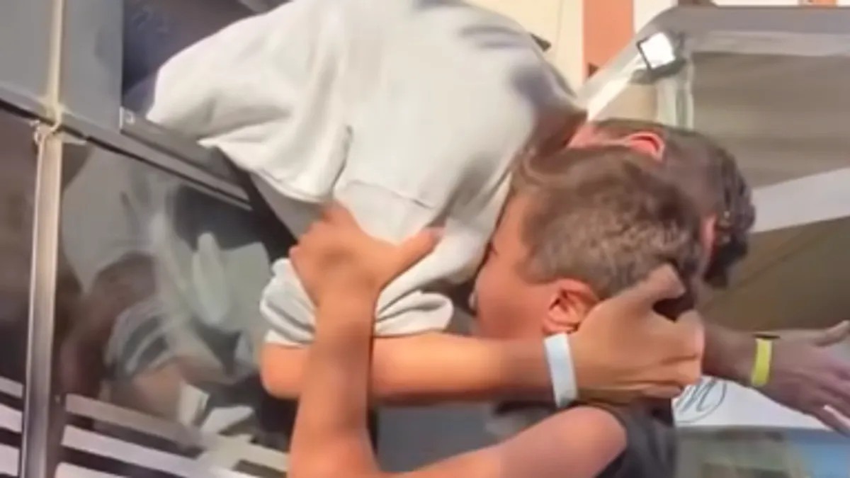 Potresne scene iz Gaze: Dječak se penje na autobus i grli oca koji je pušten iz izraelskog zatvora - featured image