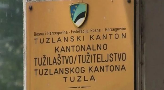 Kako su policajci navodili djevojčice (15) na prostituciju: Šokantni detalji iz Tuzle Kako su policajci navodili djevojčice (15) na prostituciju: Šokantni detalji iz Tuzle - featured image