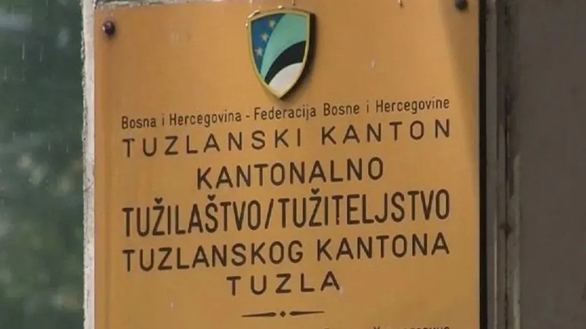 Kako su policajci navodili djevojčice (15) na prostituciju: Šokantni detalji iz Tuzle - featured image Kako su policajci navodili djevojčice (15) na prostituciju: Šokantni detalji iz Tuzle - featured image