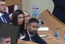 Neobična scena u Parlamentu BiH: Molim Vas da ne sjedite u krilu ministra finansija Neobična scena u Parlamentu BiH: Molim Vas da ne sjedite u krilu ministra finansija - featured image