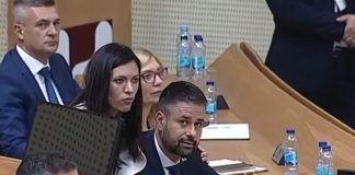 Neobična scena u Parlamentu BiH: Molim Vas da ne sjedite u krilu ministra finansija - featured image