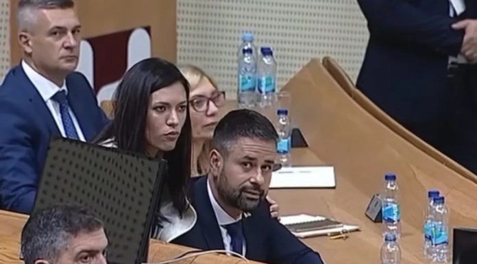 Neobična scena u Parlamentu BiH: Molim Vas da ne sjedite u krilu ministra finansija - featured image