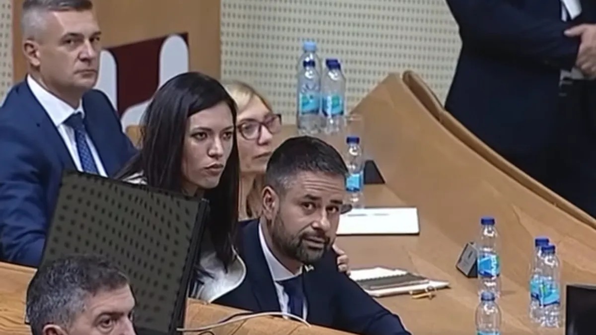 Neobična scena u Parlamentu BiH: Molim Vas da ne sjedite u krilu ministra finansija - featured image Neobična scena u Parlamentu BiH: Molim Vas da ne sjedite u krilu ministra finansija - featured image