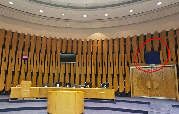 Skandal u Parlamentu: Ko je prekrio grb i iznio zastave BH!? Skandal u Parlamentu: Ko je prekrio grb i iznio zastave BH!? - featured image