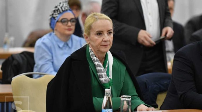 Sebija Izetbegović o prodaji blindiranog automobila: ‘Alija nije volio BMW, više je volio Golfa’ Sebija Izetbegović o prodaji blindiranog automobila: 'Alija nije volio BMW, više je volio Golfa' - featured image