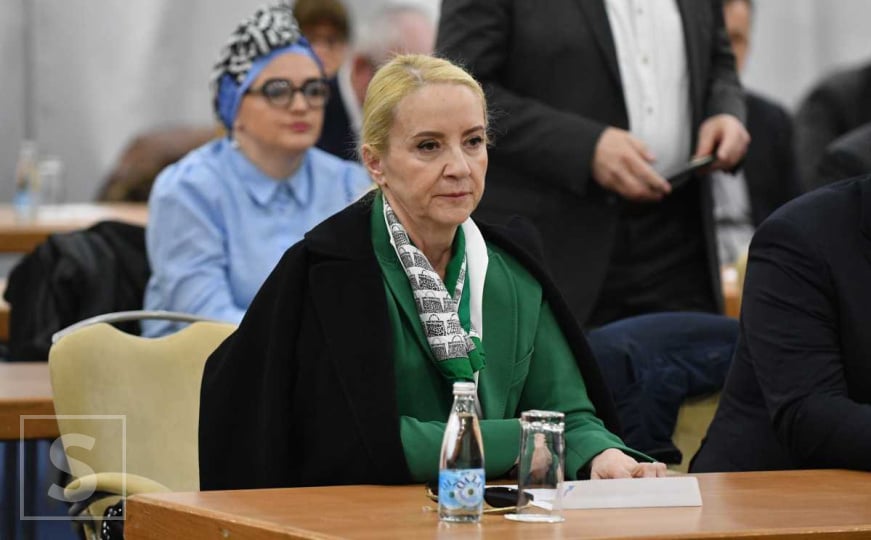 Sebija Izetbegović o prodaji blindiranog automobila: 'Alija nije volio BMW, više je volio Golfa' - featured image Sebija Izetbegović o prodaji blindiranog automobila: 'Alija nije volio BMW, više je volio Golfa' - featured image