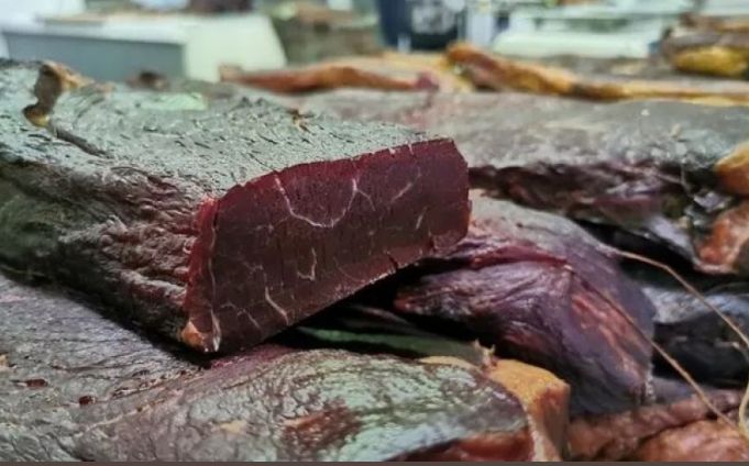 Nesvakidašnji slučaj krađe: Zeničanin opljačkao mesnicu, ukrao suho meso i novac - featured image Nesvakidašnji slučaj krađe: Zeničanin opljačkao mesnicu, ukrao suho meso i novac - featured image