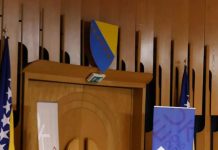 Zastave i grb BiH vraćeni u salu Doma naroda: Ko je naredio uklanjanje državnih simbola? Zastave i grb BiH vraćeni u salu Doma naroda: Ko je naredio uklanjanje državnih simbola? - featured image