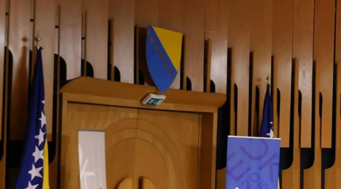 Zastave i grb BiH vraćeni u salu Doma naroda: Ko je naredio uklanjanje državnih simbola? Zastave i grb BiH vraćeni u salu Doma naroda: Ko je naredio uklanjanje državnih simbola? - featured image