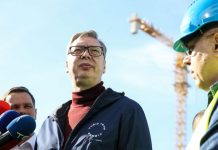 Vučićeva dukserica postala hit na mrežama i izazvala podsmijehe (FOTO) - featured image