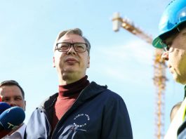 Vučićeva dukserica postala hit na mrežama i izazvala podsmijehe (FOTO) - featured image