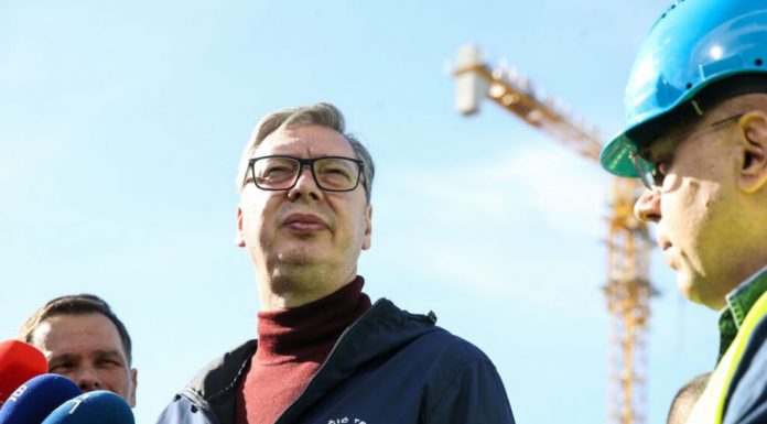 Vučićeva dukserica postala hit na mrežama i izazvala podsmijehe (FOTO) - featured image