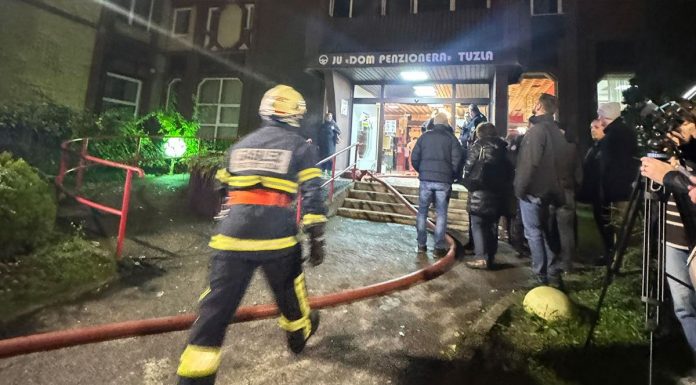 Fotoreporter iz Tuzle objavio potresan status: “Haotično stanje. Tata, tata…” Fotoreporter iz Tuzle objavio potresan status: “Haotično stanje. Tata, tata…” - featured image