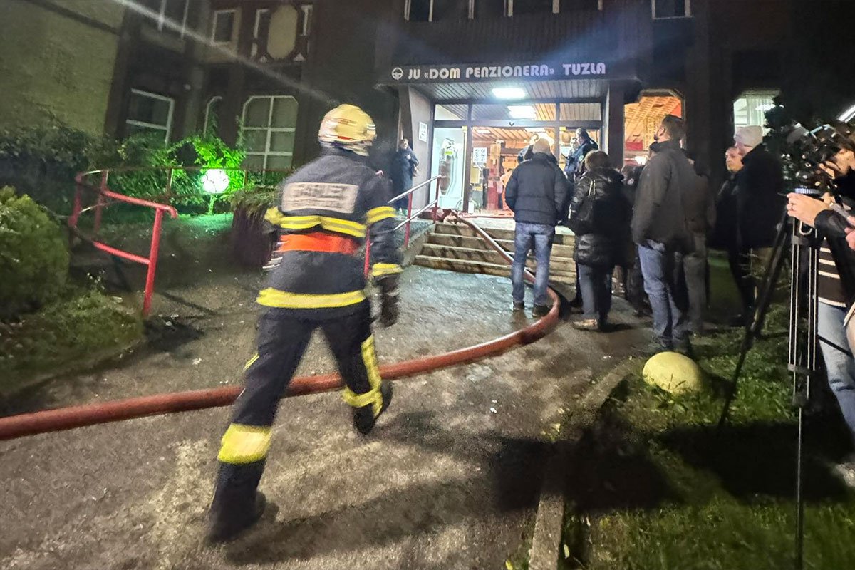 Fotoreporter iz Tuzle objavio potresan status: “Haotično stanje. Tata, tata…” - featured image Fotoreporter iz Tuzle objavio potresan status: “Haotično stanje. Tata, tata…” - featured image