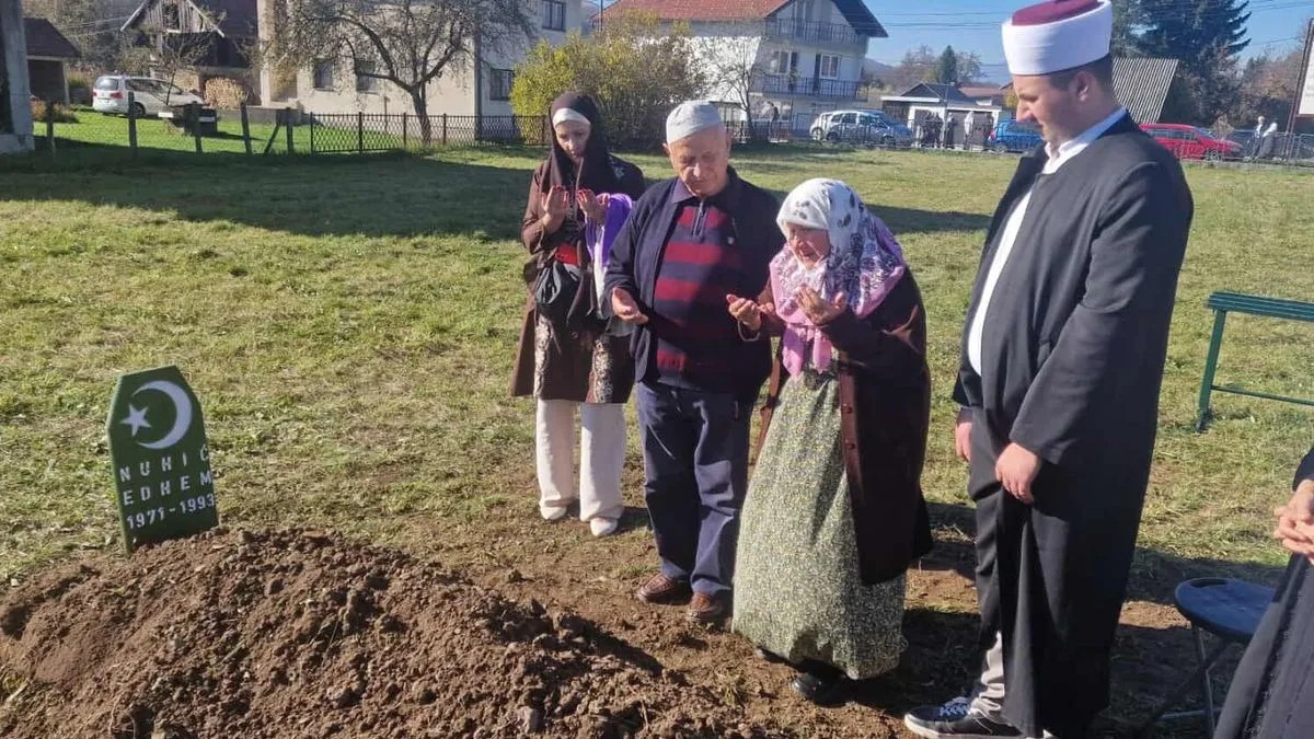 Nakon 32 godine, majka Hatidža dočekala da se ukopa njen sin jedinac, šehid Edhem Nuhić - featured image