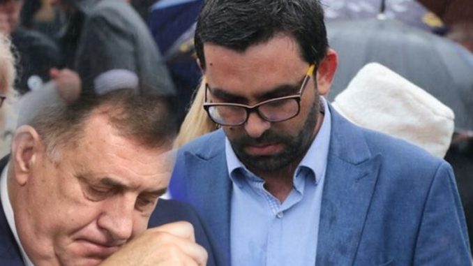 HLADAN TUŠ ZA VOŽDA IZ LAKTAŠA: Dokumenti otkrivaju pravu istinu, evo ko je donio odluku o iseljavanju Srba iz Sarajeva… HLADAN TUŠ ZA VOŽDA IZ LAKTAŠA: Dokumenti otkrivaju pravu istinu, evo ko je donio odluku o iseljavanju Srba iz Sarajeva… - featured image