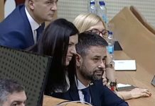 Bizarne scene u Parlamentu BiH: Ko je kome sjedio u krilu